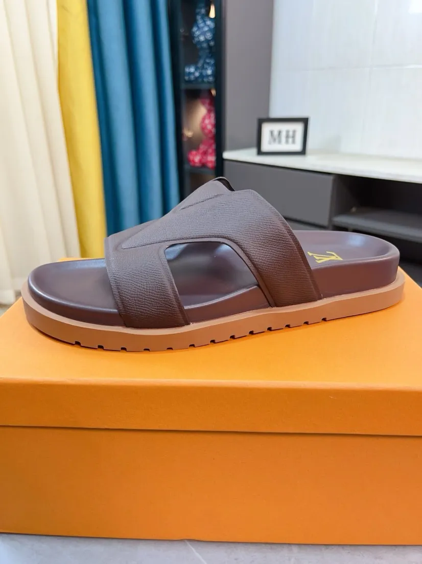 Men's shoes💰300🌹🌹【LV】Multi-color new men's slippers, original top quality version, original special cowhide cross pattern➕sheepskin inside and side, non-slip combined sole, more stable walking, more comfortable and lightweight, high-end and generous, size: 38~44